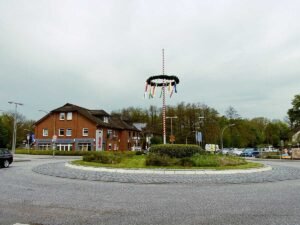 Haarentfernung sugaring Duvenstedter_Kreisel_mit_Maibaum